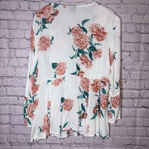 Torrid Floral Flowy Top, 3/4 sleeve with lace detail White Size 1 (XL, 16/18)